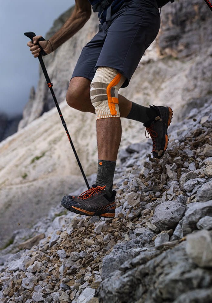 wandern-hiking-outdoor-men-knee-support-action