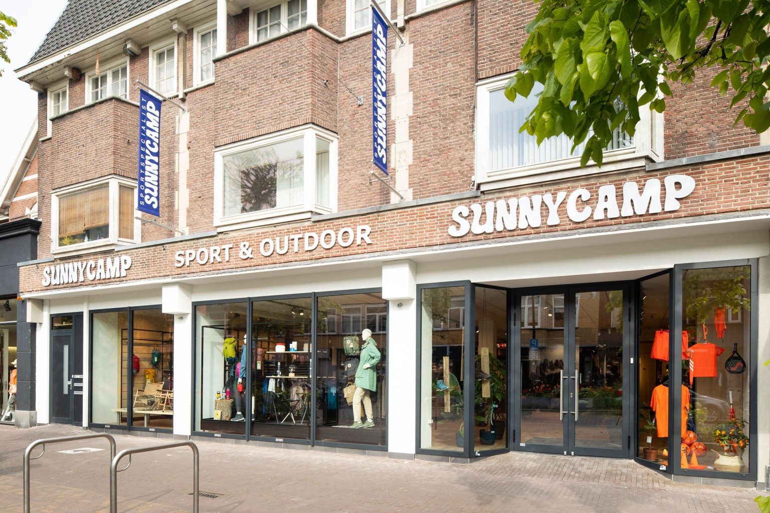 De gevel van onze winkel in Zeist
